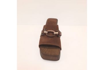 Offener Clog aus Wildleder mit Accessoire und breitem Absatz - BROWN