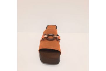 Sabot en daim à bout ouvert avec accessoire et talon large - ORANGE