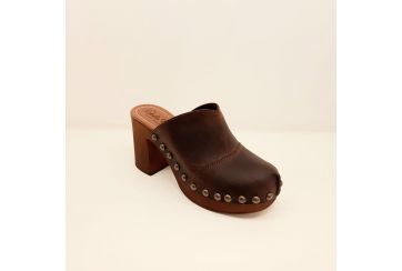 Closed leather clog with high heel - BROWN