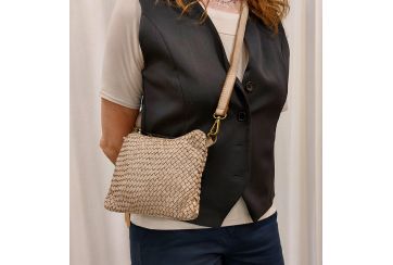 Handgewaschene und handgeflochtene flache Umhängetasche aus Leder. Handgefertigt in Italien - BEIGE
